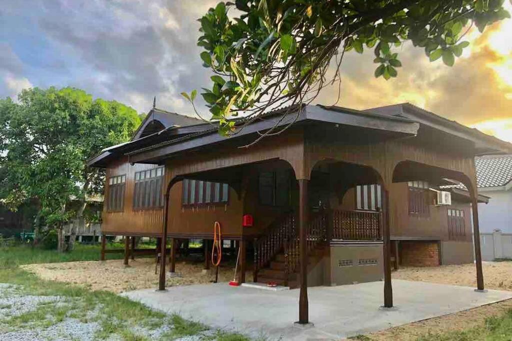 De Rhumaa Homestay 쿠알라트렝가누 외부 사진