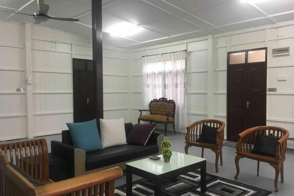 De Rhumaa Homestay 쿠알라트렝가누 외부 사진